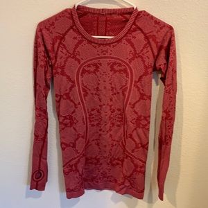 Lululemon swiftly tech Top, thumbholes, fitted, excellent condition!!